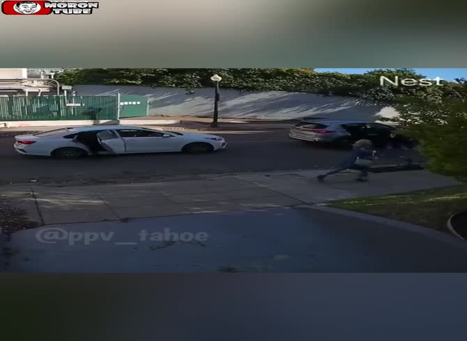 Video :An elderly woman is robbed by thugs (Warning - disturbing)